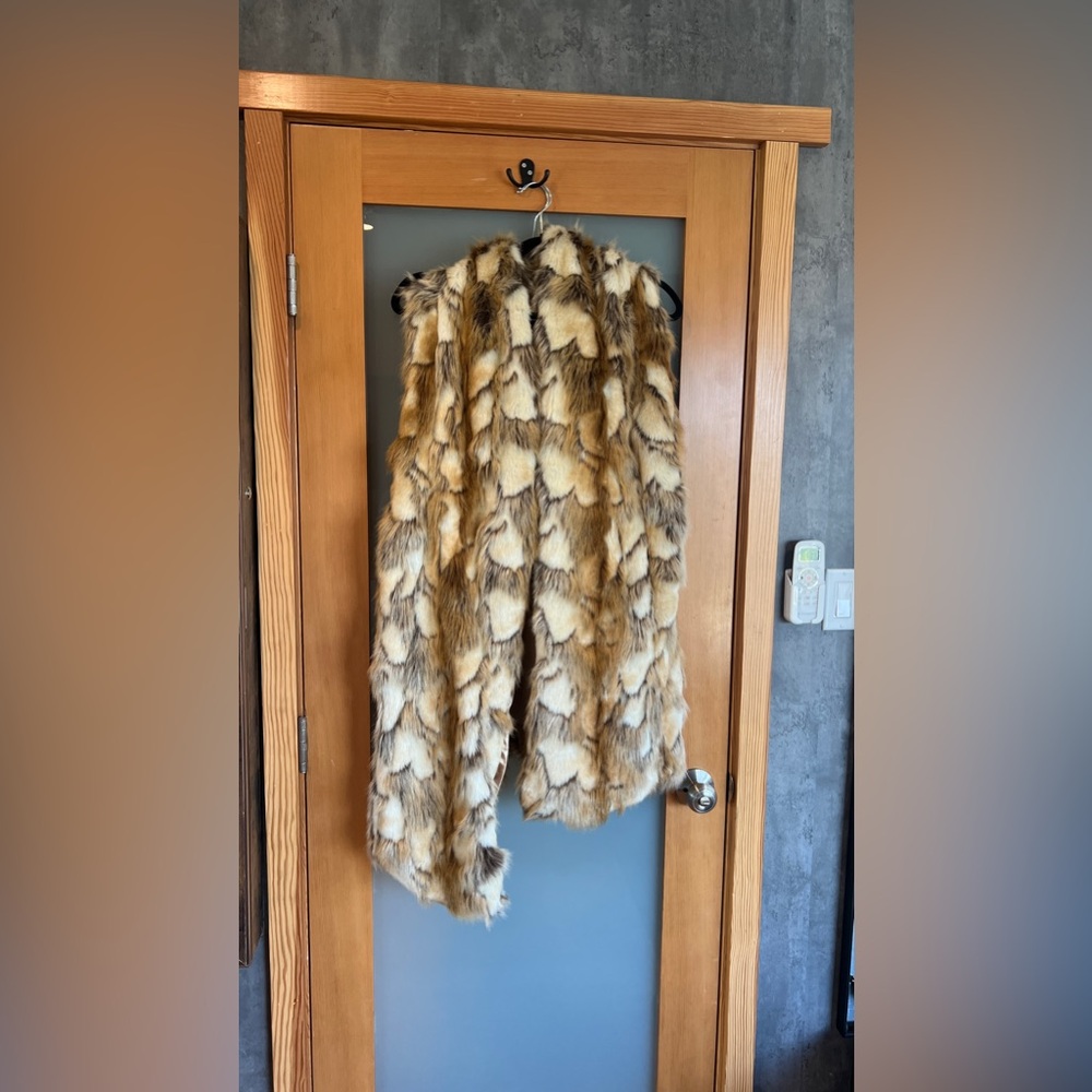 Hooded sleeveless faux fur coat